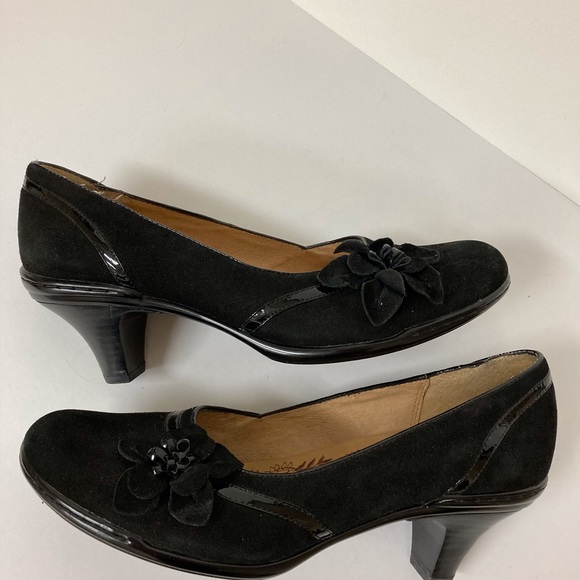 Sofft Black Suede Shoes With Flower Details NWOT - Picture 4 of 7